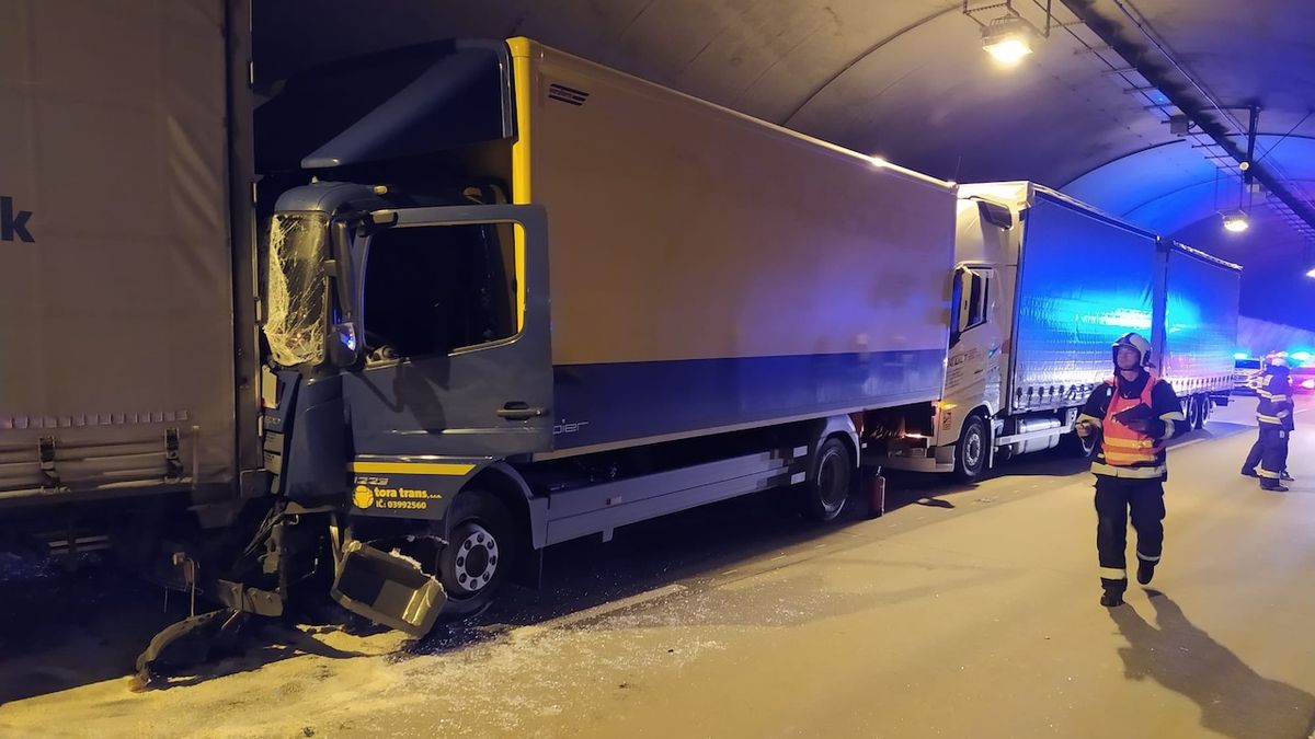 Hromadná nehoda čtyř kamionů v tunelu v Praze: Směr na D5 uzavřen